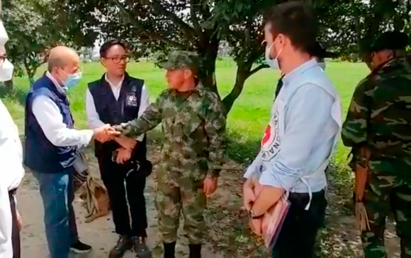 Este es el momento de la liberación del coronel Pedro Enrique Pérez Arciniegas, quien estuvo secuestrado por más de 8 meses por las disidencias. Foto Defensoría del Pueblo.