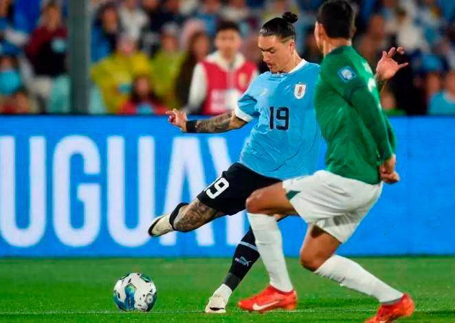 El futbolista uruguayo Darwin Núñez es la gran figura de su selección en la zona ofensiva. Jugó contra Bolivia en el duelo que protagonizaron por eliminatorias en noviembre del 2023. FOTO: AFP 