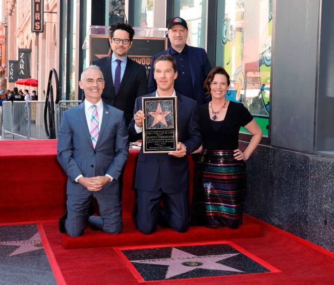Benedict Cumberbatch, al centro, al lado de los representantes del boulevar y el paseo de la fama y atrás con JJ Abrams y Kevin Feige. FOTO Getty