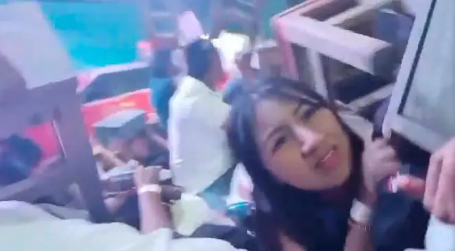 Un ciudadano grabó con el celular el momento en el que los asistentes trataban de cubrirse de la balacera con las sillas. IMAGEN TOMADA DE VIDEO.