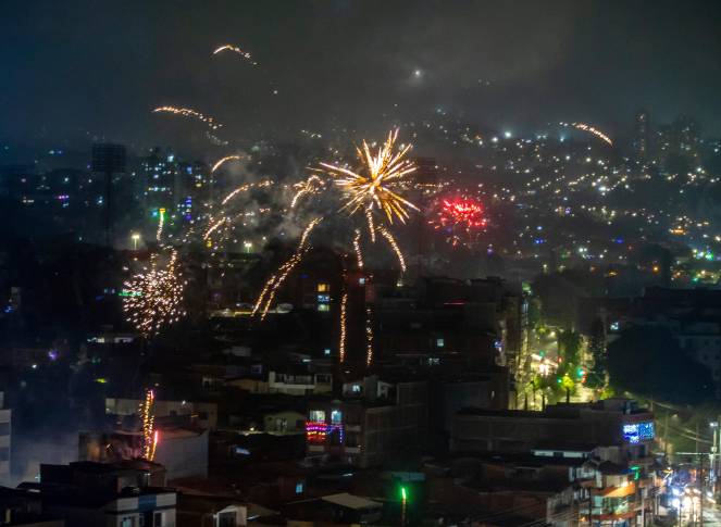 Ni la lluvia ni los controles de las autoridades lograron frenar la alborada que volvió a retumbar en Medellín y en varios municipios del Valle de Aburrá. Foto: Juan Antonio Sánchez
