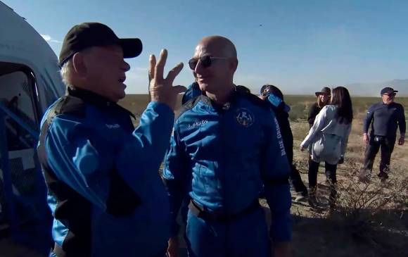 El actor, conmovido, conversó con Bezos apenas aterrizó. Foto: EFE