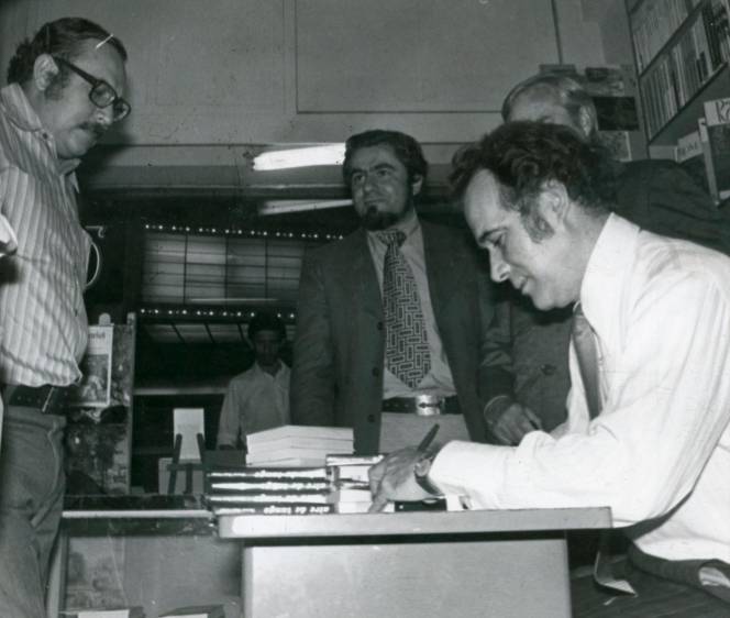 Manuel Mejía Vallejo firmando su libro Aire de Tango en la Librería Aguirre. Al frente Elkin Restrepo. Foto Archivo.
