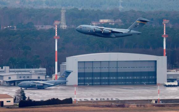 Una aeronave militar de Estados Unidos despega de la base aérea de Ramstein en Alemania. FOTO: EFE/EPA