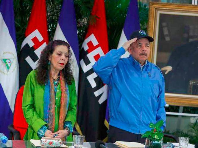 Rosario Murillo (vicepresidenta de Nicaragua) y Daniel Ortega (líder de la dictadura) quienes aseguraron que las liberaciones de presos no están buscando que se levanten las sanciones internacionales. FOTO: EFE