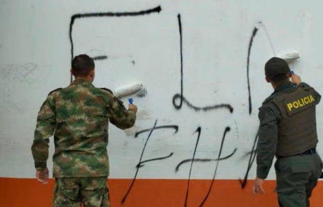 La fuerza pública borró los mensajes que el ELN pintó por todo el casco urbano. FOTO: CORTESÍA