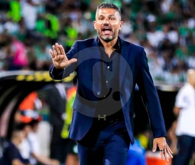 En la foto de arriba se ve a Javier Gandolfi en su época de jugador, y en la de abajo, dirigiendo a Nacional. FOTOs jaime pérez y getty 