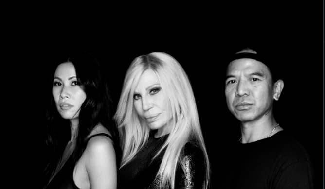 Donatella Versace anunció el lanzamiento de una nueva marca enfocada en moda y belleza, cuyos primeros productos llegarían en 2027. FOTO: @revolve.