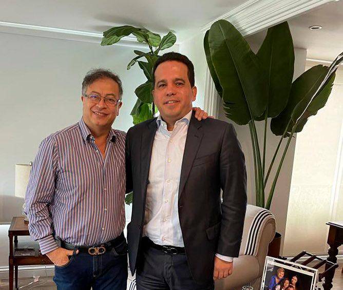 Gustavo Petro y Carlos Andrés Trujillo tuvieron una cercana reunión el 23 de junio a pesar de que el conservatismo le hizo oposición al exalcalde de Bogotá durante las presidenciales. FOTO Cortesía