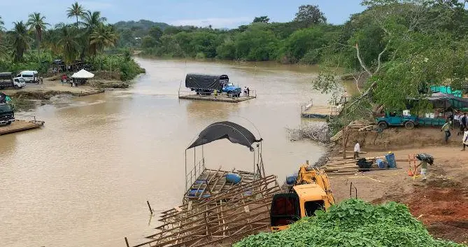 En la zona, los vehículos incluyendo los pesados, deben cruzar por medio de planchones. Estos son la única conexión con el resto de la zona y el país. FOTO: Cortesía