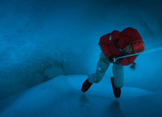 Sienta el vértigo de este ascenso por el Ártico con Alex Honnold en Nat Geo