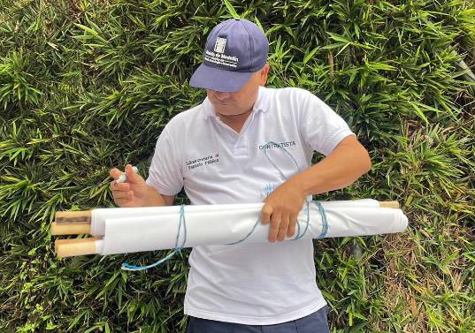 Uno de los contratistas de la Subsecretaría de Espacio Público, retirando lo que sería propaganda electoral no autorizada. FOTO: Cortesía Alcaldía de Medellín