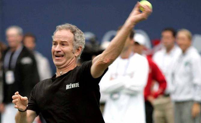 John McEnroe, quien tiene 63 años de edad, conquistó en su carrera profesional 77 títulos individuales, siete de ellos de Grand Slam, tres Wimbledon y cuarto Abiertos de Estados Unidos. FOTO: AFP