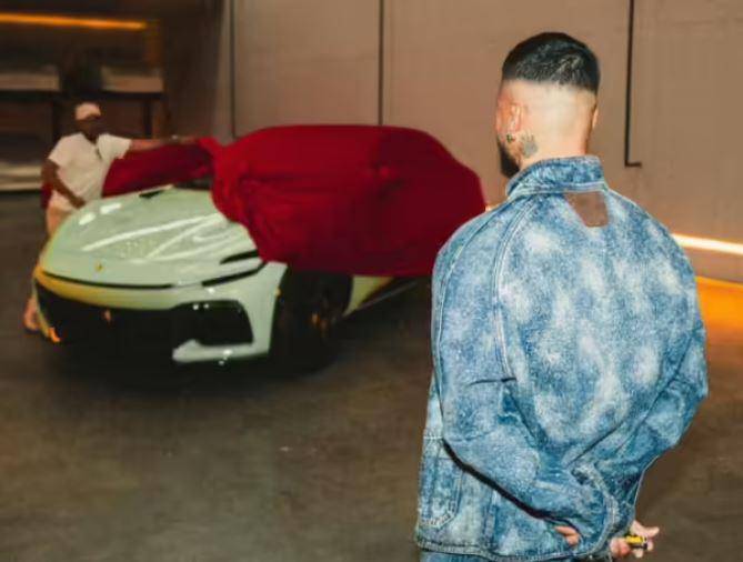 Maluma mostró en Medellín su Ferrari Purosangue verde menta, único en el mundo por su personalización. FOTO Instagram @maluma