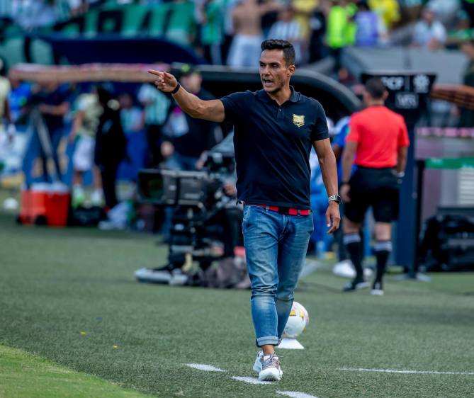 Águilas Doradas es el primer equipo que el entrenador de 41 años Lucas González dirige en el fútbol profesional. FOTO Juan Antonio Sánchez