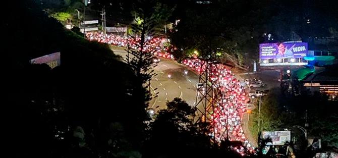 Así se veía la vía Las Palmas en la noche del jueves por cuenta del video del reguetonero puertorriqueño. FOTO: CORTESÍA