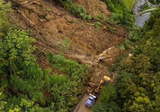 La reapertura de la vía se ha demorado por desprendimientos de roca e infiltraciones de agua en el terreno. <b><span class="mln_uppercase_mln"> </span></b>FOTO<b><span class="mln_uppercase_mln"> manuel saldarriaga</span></b>