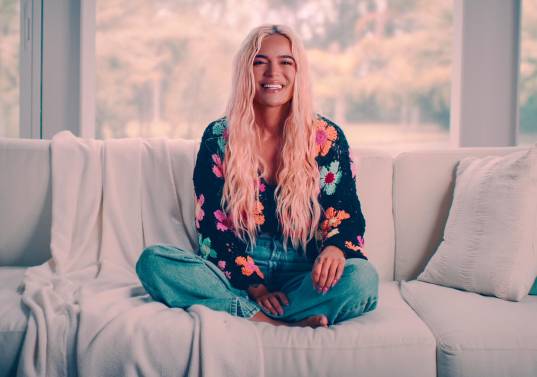Karol G en las grabaciones de su documental con Netflix, <i>Mañana fue muy bonito.</i> Ya disponible en la plataforma. FOTO Cortesía