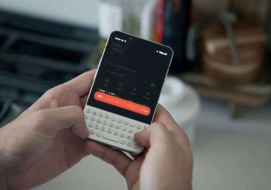El dispositivo apuesta por ser un teléfono principal sin renunciar a su propuesta antidistracción. Los primeros envíos están previstos para diciembre de este año. FOTO cortesía