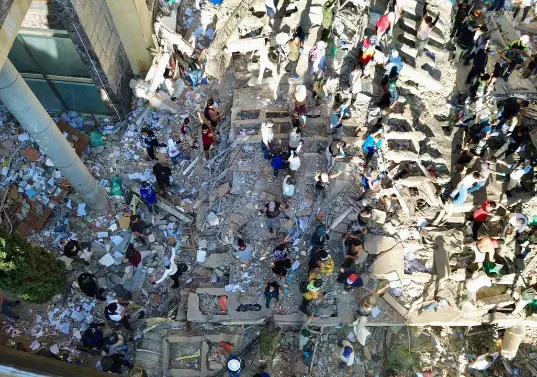En Pereira se registraron al menos 37 víctimas mortales y otras tres en municipios del área metropolitana, mientras 65 edificaciones colapsaron, tras el sismo de magnitud 7,4 registrado ayer. Foto: Manuel Saldarriaga
