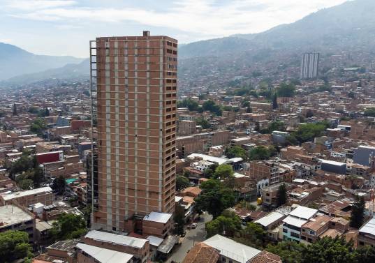 Aspecto del edificio Berlín ubicado en el barrio Aranjuez, uno de los proyectos que se quedó inconcluso en Medellín. <b><span class="mln_uppercase_mln"> </span></b>FOTO<b><span class="mln_uppercase_mln"> CAMILO SUÁREZ</span></b>
