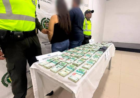 Este fue el dinero que le incautaron a la pareja en el vehículo, cuando iban rumbo al municipio de Montelíbano, en Córdoba. FOTO: CORTESÍA DE LA POLICÍA.