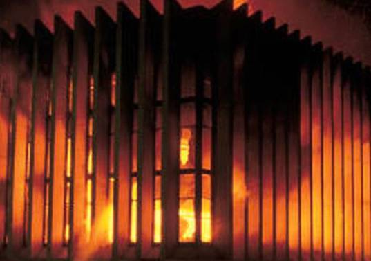 La justicia en llamas fue un título de entonces para referenciar el incendio del Palacio tras la toma del grupo guerrillero M-19. FOTO: Colprensa