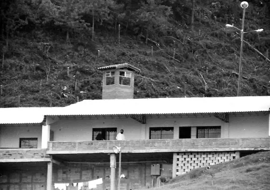 El 19 de junio de 1991, Escobar se somete a la justicia colombiana y queda recluido en la cárcel La Catedral, en Envigado. Lo hizo tras la prohibición de la extradición de colombianos por parte de la Asamblea Nacional Constituyente, que sesionaba en el país en ese momento. Foto: Hernando Vásquez “Hervásquez”.