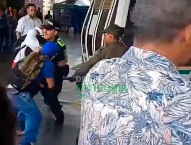De pronto se inició un forcejeo entre el policial y los usuarios que se habrían introducido en la fila. IMAGEN TOMADA DE VIDEO