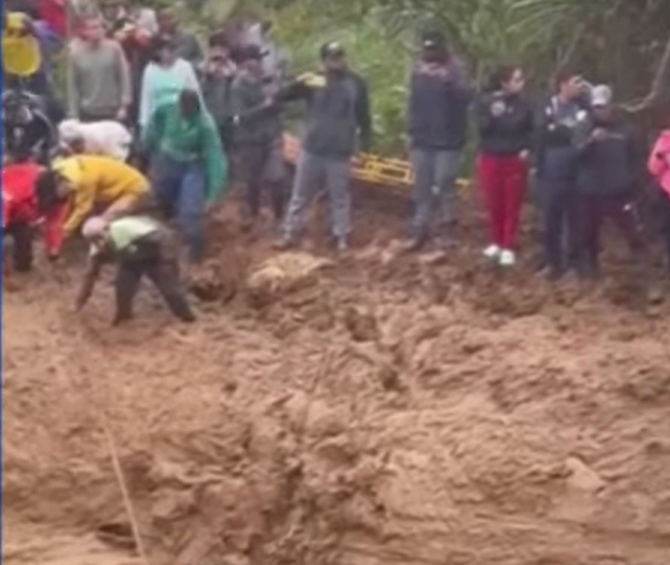 Una adulta mayor fue rescatada de la avalancha en Bello. FOTO: Captura de video