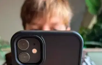 ¿Tu hijo juega en línea? Cuidado con las apps espía que acechan