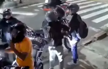 EN VIDEO: ¡De película! Ocho sujetos armados se robaron una moto en Bello