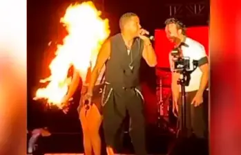 ¡Qué impresión! Bailarina del grupo Ilegales se prendió en llamas en pleno show