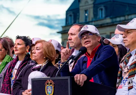 Gustavo Petro firmó decreto transitorio que dejó el salario mínimo vital en 23%. FOTO PRESIDENCIA.