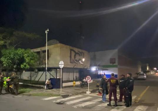 Como parte de la respuesta a la emergencia, la Secretaría de Movilidad cerró la carrera 8 entre calles 26 y 34, en sentido oriente. FOTO: Tomada de El País de Cali.