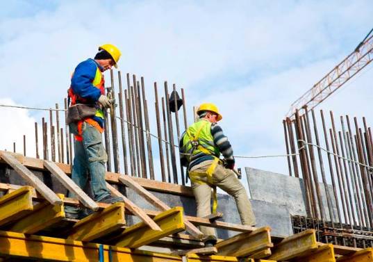 El sector de la construcción mantiene una alta demanda de talento en Colombia, con más de 2.300 ofertas laborales y buenas condiciones de estabilidad contractual. FOTO: GETTY