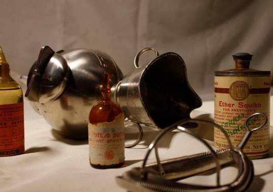 Las ampollas llenas de éter o cloroformo cruzaban el Atlántico incrustadas en guacales que las protegían de abolladuras y quiebres, algunas de ellas se conservarán también en el Museo.<span class="mln_uppercase_mln"> </span><span class="mln_uppercase_mln">FOTO</span> <b><span class="mln_uppercase_mln">CORTESÍA.</span></b>