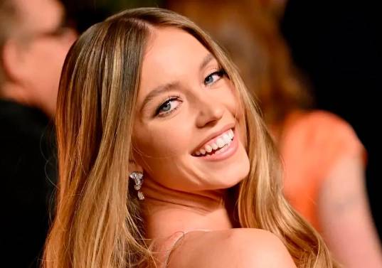 La actriz Sydney Sweeney ha protagonizado varios escándalos, entre ellos protagonizar una campaña publicitaria que promovía el supremacismo blanco, según sus críticos. Foto: getty.