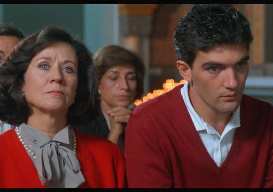 Un muy joven Antonio Banderas en la cinta Matador. FOTO Cortesía