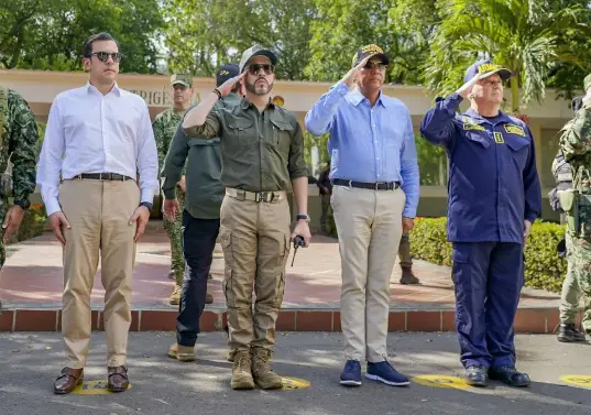 Presidente Abelardo de la Espriella y la cúpula militar. FOTO: Comando General de las Fuerzas Militares.