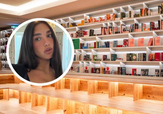 La cantante Dua Lipa inauguró la Biblioteca del Manifiesto (Manifesto Library) en junio de 2026 de forma permanente dentro de la histórica Livraria Lello en Oporto, Portugal. Foto: Redes sociales
