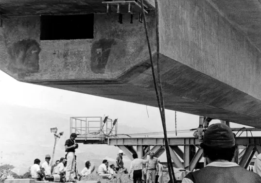 <p>Lanzamiento de la primera viga en 1988 del Tren Metropolitano en en el sector Industriales. </p><p>Foto: Jorge Zuleta Zea.</p>