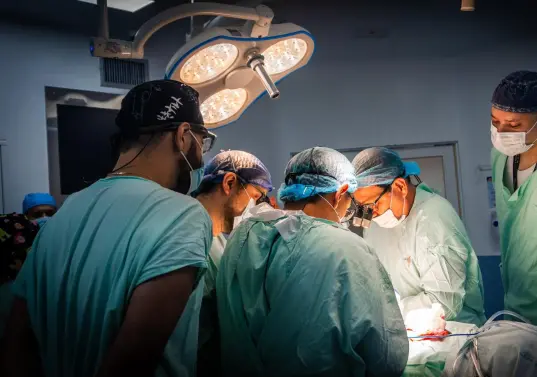 Un equipo de cerca de una docena de profesionales participó en el primer trasplante de corazón hecho en el Hospital General de Medellín. FOTO: CORTESÍA HGM.
