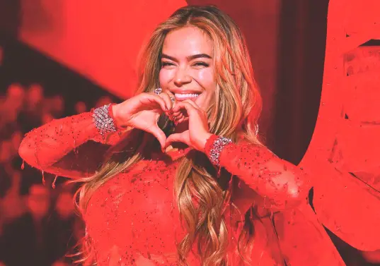 Karol G es hoy una de las figuras musicales más representativas del país. Su conexión con lo local y su empoderamiento femenino han atraído a millones de turistas. Foto: Getty images