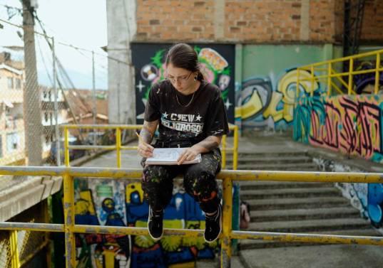 4 Elementos Eskuela es un proceso de formación gratuito que creado en el año 2003 por los integrantes de la agrupación artística Crew Peligrosos para promover y perpetuar los conceptos de la cultura Hip-Hop. Foto Colprensa/4Eskuela. 