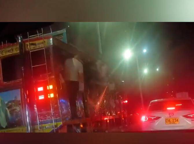 En video alcanzó a registrar la detonación de dos voladores en una vía altamente concurrida. IMAGEN TOMADA DE VIDEO