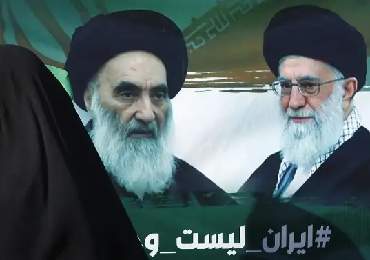 A la izquierda, el primer ayatolá que llegó al poder supremo de Irán en 1979 y estuvo allí hasta 1989, Ruhollah Jomeini, a la derecha Alí Jamenei, su sucesor, quien murió en los bombardeos del 28 de febrero. 