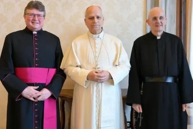 León XIV con Mons. Karel Orlita y al P. Francesco Bamonte, presidente y vicepresidente de la Asociación Internacional de Exorcistas (AIE). Foto: Asociación Internacional de Exorcistas (AIE) Vatican News