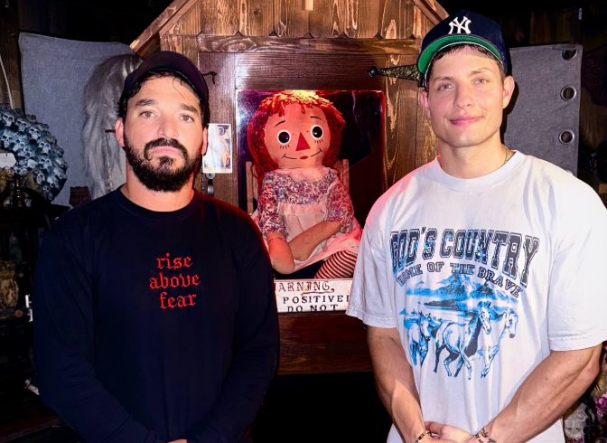Matt Rife y Elton Castee son los nuevos custodios de la muñeca annabelle tras la muerte de Dan Rivera. Imagen, redes sociales. 