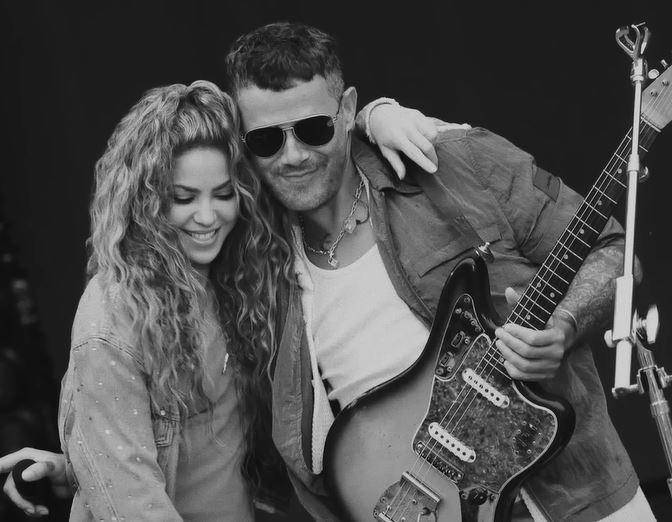 Shakira y Alejandro Sanz durante su reencuentro en el escenario de Charlotte, donde adelantaron la energía y complicidad que se escucha en su nuevo sencillo <i>Bésame</i>. FOTO cortesía
